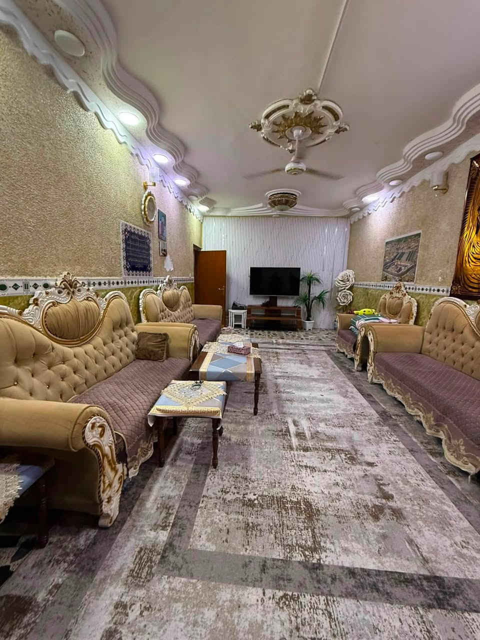 بيت 200 متر طابقين على ساحه شارع الشريفي منطقة 6000 اربع غرف استقبال 4*7 ثلاث صحيات بيت مرتب وجاهز سعره 175 وبي مجال وهذه رقمي صاحب البيت ‭***********‬
