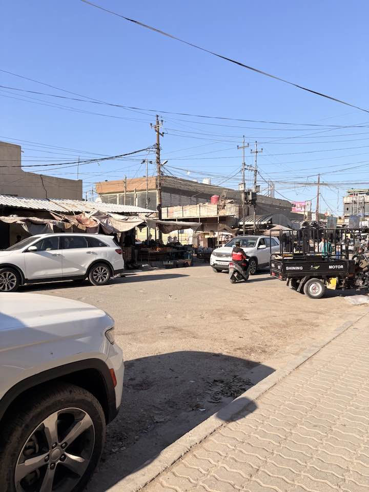 سلام عليكم دار للبيع في كربلاء مساحة ٢٠٠م 
ركن البيت تجاري مع محلات ثنين تجارية 
حي الحر 
للاستفسار الاتصال ***********-***********
