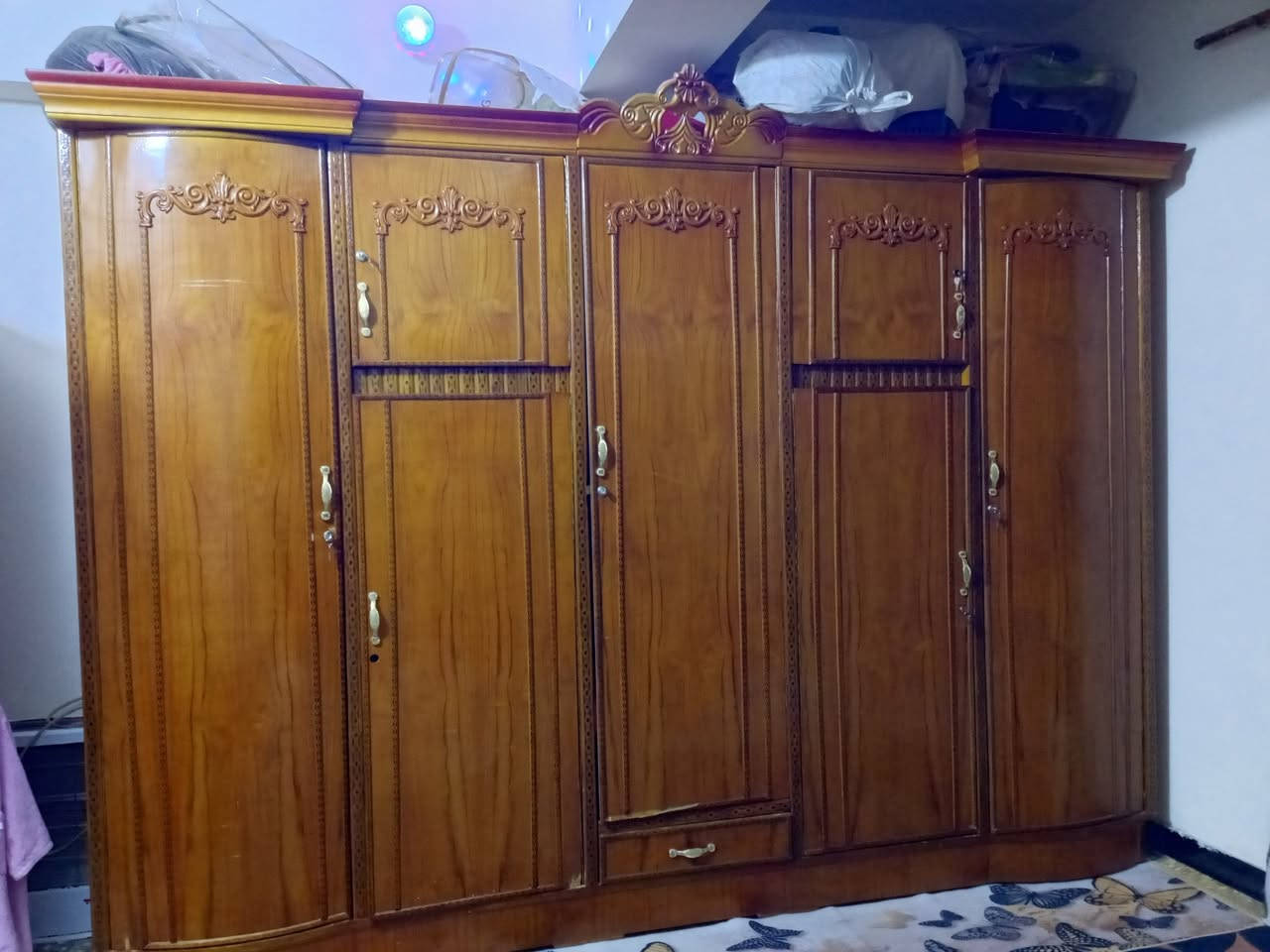 سلام عليكم غرفة كامله بدون جربايه وياها سرير اطفال ودوشك السعر 600 ومستعجل ع بيعتهم مكاني بغداد قرب الجمله العصبية الي يريد يتواصل يتصل ع هذه الرقم *********** بي واتساب
