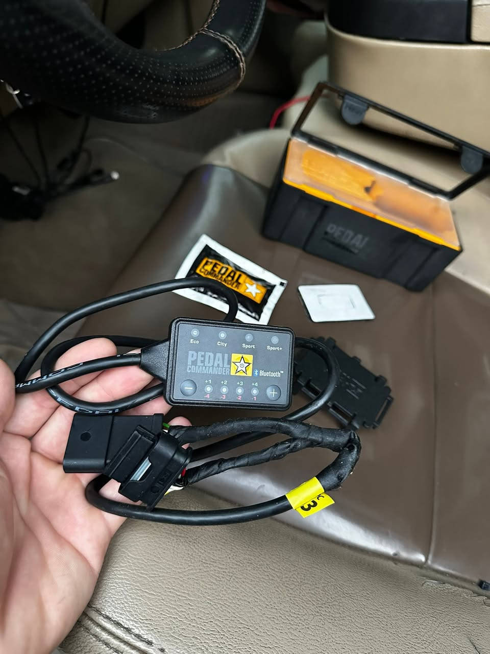 السلام عليكم 
مزاد يبدي من 150 الف 

يعد Pedal Commander نظاماً عالمياً للتحكم في استجابة دواسة الوقود، مصمماً لإزالة تأخير استجابة الدواسة الإلكترونية وتسريع الاستجابة الفورية للمحرك.يتميز الجهاز بأربعة أوضاع قيادة (Eco، وCity، وSport، وSport +) و36 مستوى ضبط مختلف للتخصيص الكامل.يوفر الجهاز سهولة التركيب "التوصيل والتشغيل" (Plug and Play) والتحكم عبر تطبيق الهاتف الذكي عبر البلوتوث.يأتي المنتج مع ضمان لمدة عامين ولا يؤثر على ضمان السيارة أو يتدخل في وحدة التحكم الإلكتروني (ECU) الخاصة


**إذا كنت صاحب هذا الإعلان وتريد حذفه لأي سبب، رجاءا أرسل رسالة إلى الدعم الفني**