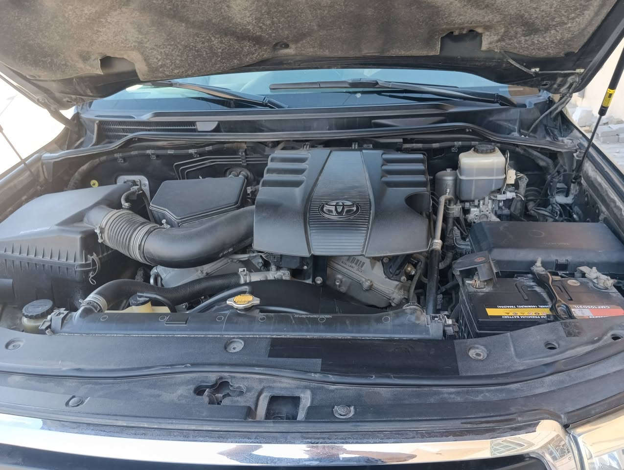 السلام عليكم لاندكروزر موديل 14 مكفولة سته سلندر اللون زيتوني باسمي للبيع 375ماشيه 250الف
