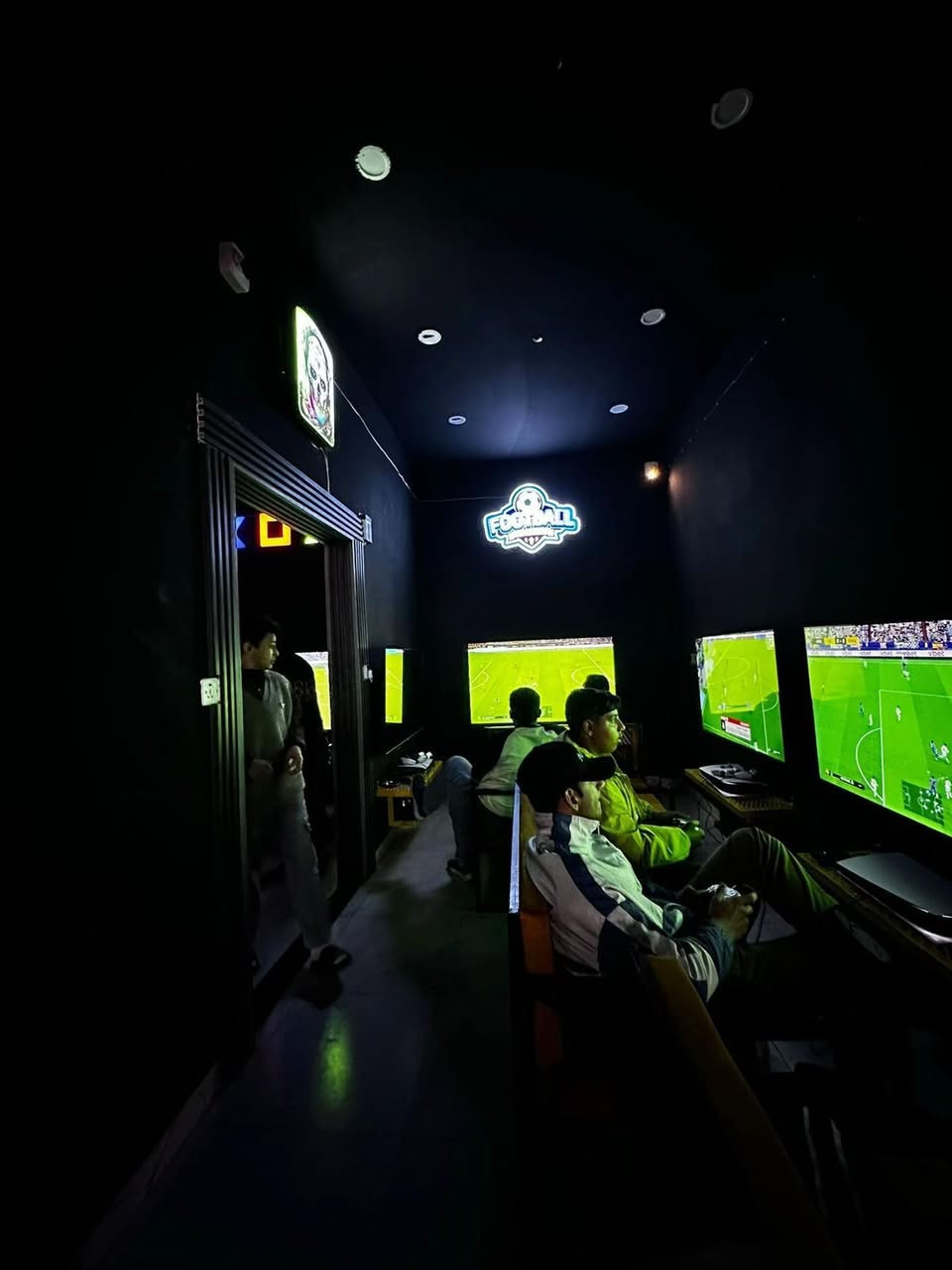 قاعه العاب للبيع 
بسبب عدم التفرغ 
للاتصال ***********
محتوياتها 
واجهه اعلانيه AK GIMING 
واجهه اعلانيه دبل جويتسك 🎮
4 واجهات اعلان داخليه
10 بلي ستيشن 5
6 مهكر فات  4 بدون تهكير سلم 
مع 2 اقراص فيفا 
8 شاشه حجم 55 (Shownic
2 شاشه حجم 65 (Shownic
25 جويستك 🎮 بلي 5
كراسي حديثه  مع استاند للبلي 
واستاند شاشه 
10  Ubs 1500V
مع اربع كاميرات dahua اخر اصدار
