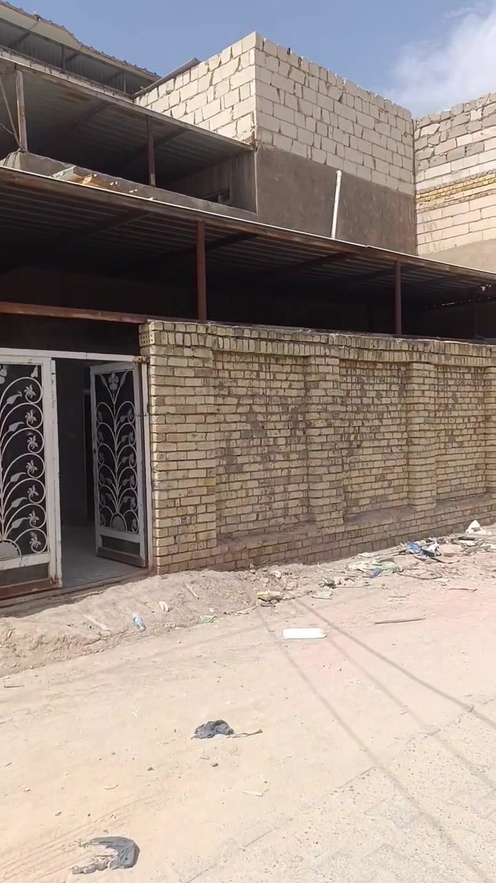 بيت للبيع على شارع التجاري
عرض مغري بيع مستعجل
150متر مربع تجاري 3طوابق يحتوي على 4غرف وصالتين ومطبخ وأستقبال والبيت كله سيراميك ارضي وجداري 
واليشتري يكدر يسوي بي محلات 2 ويستفاد من ايجارهن 
السعر 68مليون مع المجال القليل
للاستفسار الاتصال على الرقم 
***********
#الجميع
#اشاره
