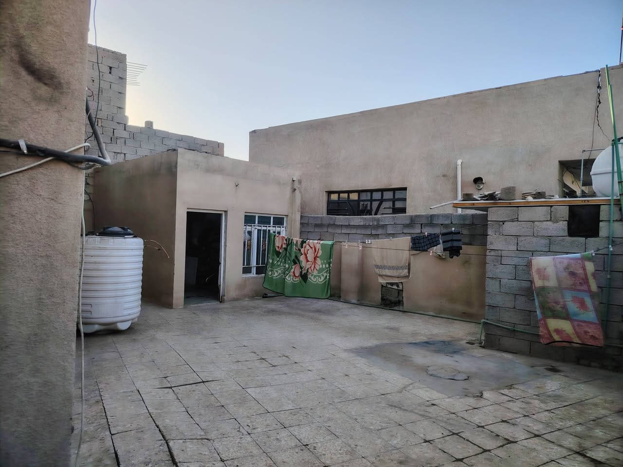 السلام عليكم بيت مساحة 300 للايجار طابق ونصف سويت كامل الطابق الثاني   يحتوي على 3نوم واستقبال وصالة وحمام عدد 2 داخلية وحمام عدد 2 مع غرفة خارجيه التواصل اتصال *********** او خاص لايوحد واتساب
