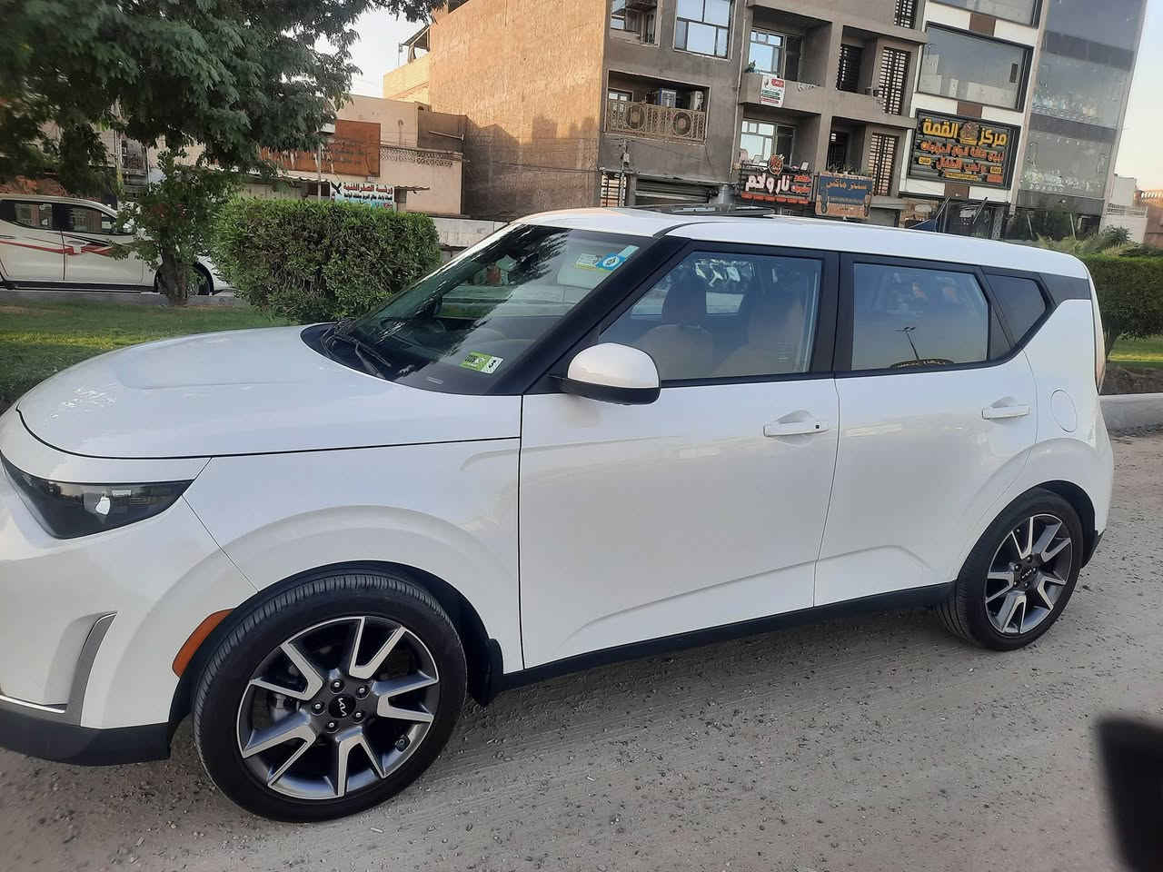 السلام عليكم كيا سول للبيع موديل ٢٠٢٤ 
مواصفاته EX فتحة سقف بصمه جلد بلادي قرميد كشن تدفئه رادار توقف ذاتي محرك ٢٠٠٠ ماشيه ٩٠٠٠
بأسمي مرقمه بغداد بدون صبغ بارد على كد شبر جاملغ الأيمن  السياره جديده بمعنى الكلمه حادثه تعتبر كلين 
مكان السياره بغداد شارع فلسطين الشراي يتصل 
*********** أعتذر من المراوس بيع فقط
