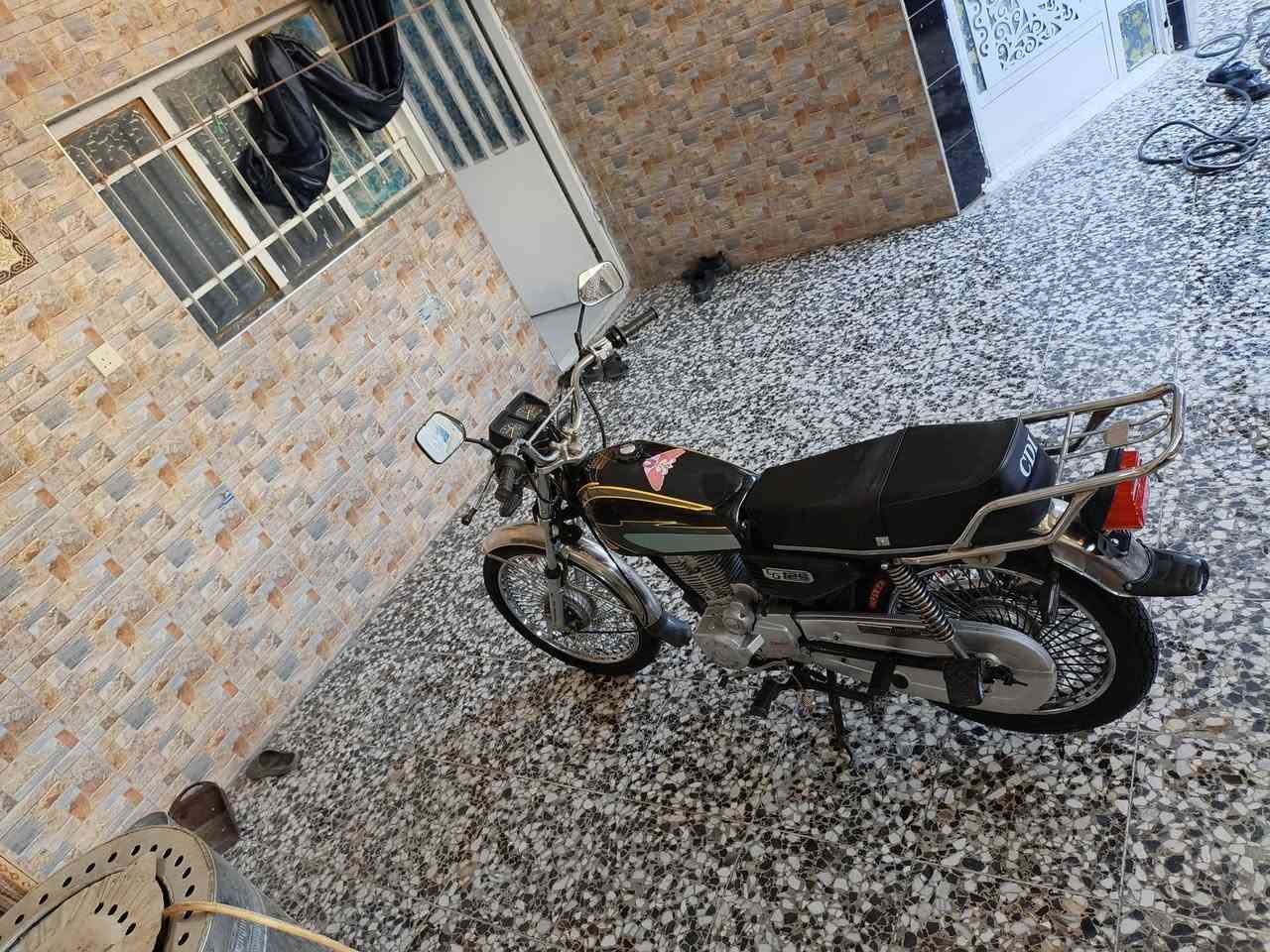 سلام عليكم دراجه ايراني موديل 2022  بدون اوراق اتكفل لك سرقه وعشائر هيه بالاساس اربعه كير بس بيها مكينه 5 كير الدراجه خير من الله كلشي شغال كهربائيات الدراجه نضيفه وخير من الله مكاني بغداد حي النصر السعر 425 وبيها مجال بسيط ***********
