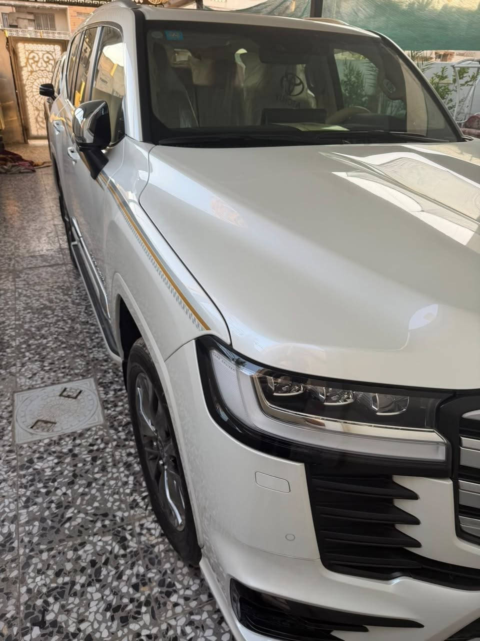 السلام عليكم  للبيع لاندكروز vx 2024
السياره كلين تايتل مغلفه ppf ماشيه 3000 كيلو فقط السياره زيرو  للتواصل او الاستفسار ***********  
محرك v6
* القوة: 271 حصان
* عزم الدوران: 385 نيوتن متر
* ناقل حركة أوتوماتيكي 6 سرعات
* نظام دفع رباعي (4×4)
* سعة خزان الوقود: 110 لتر
    شاشة معلومات وترفيه 12.3 بوصة
* نظام صوت JBL مع 14 سماعة
* دعم Apple CarPlay وAndroid Auto
* مقاعد جلد كهربائي
* تبريد وتدفئة للمقاعد الأمامية
* شاحن لاسلكي للهاتف
* ثلاجة داخلية (Cool Box)
* فتحة سقف بانور
    كاميرات محيطية
* حساسات أمامية وخلفية
* نظام الثبات الإلكتروني
* نظام مانع انغلاق المكابح (ABS)
* مساعد صعود المرتفعات
* حزمة Toyota Safety Sense للسلامة ومساعدة السائق
