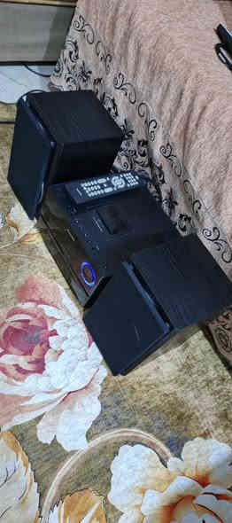 السلام عليكم ..
جهاز سيستم ماركة فلبس بمواصفات حديثة و رائعة .كهرباء ٢٢٠ فولت ..جهاز بلادي بدون تصليح او ضرر نظافة بحدود ٩٠ % و شغال بالكامل ...مع ريموت اصلي واريل للراديو وكيبل كهرباء..
اخراج الصوت للسماعات  ٦٠ واط .كل تك ٣٠ واط 
سماعات من الخشب ارتفاع ٢٣ ونص سم والطول الكلي مع الجهاز ٣٥ سم .
المواصفات : 
مشغل اقراص   DVD و CD وMP3 .يعرض صورة و صوت عالتلفزيون 
فلاش رام 
راديو باحث FM .مع خزن قنوات مفضلة
٢ اواكس مضخم صوت للنقال او الشاسة او  أي جهاز تكدر تربطه عليه .
و يدعم ربط بلوتوث خارجي عالاواكس .
قاعدة لربط ايبود مشغل صوتي .
مع خاصية ايكولايزر للتحكم بالصوت بالكامل وخاصية تضخيم البيز XBass .
و نشرة ايكولايزر مع الصوت في واجهة الجهاز 
شغل الجهاز جدا ممتاز عالي ومجسم مع تضخيم بيز 
السعر  ٦٠ الف نهائي اخوان ..اي استفسار او للمراسلة موجود خاص او *********** البصرة 
موجود توصيل شركة .
