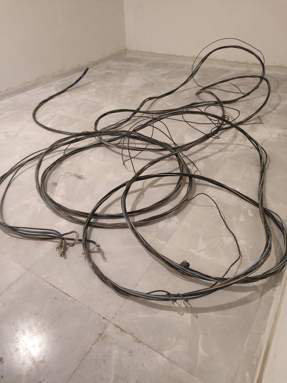 ظفيرة مستعمله جديده نوعيتها تركي حجم 70 قياسها 30 متر السعر 125 الاستفسار الاتصال على الرقم ***********
