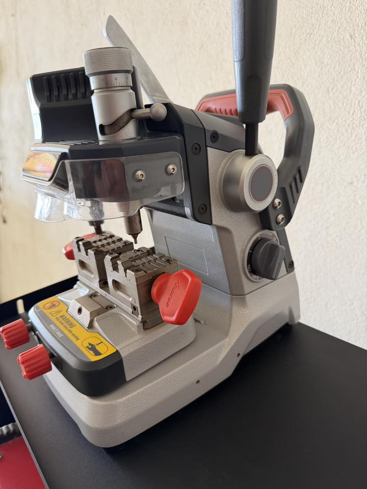 للبيع
ماكنه قص المفاتيح شحن استخدام قليل جدا سعر 450 الف 
***********
