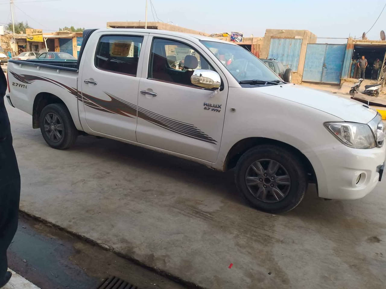 تويوتا هايلوكس 2011 كويتي
محرك وگير كفاله
بيها طخات موضحه بالسونار
السيارة كلش حلوه وغرفتها كلش مرتبه 
من الاخير سيارة خير من الله مال جناي ماتصرف عليها لو ربع 
السعر ١٥٥ وبيها مجال للطيبين
مكان السيارة الناصريه/قضاء النصر
للتواصل على الرقم
*********** الشطره, ذي قار
