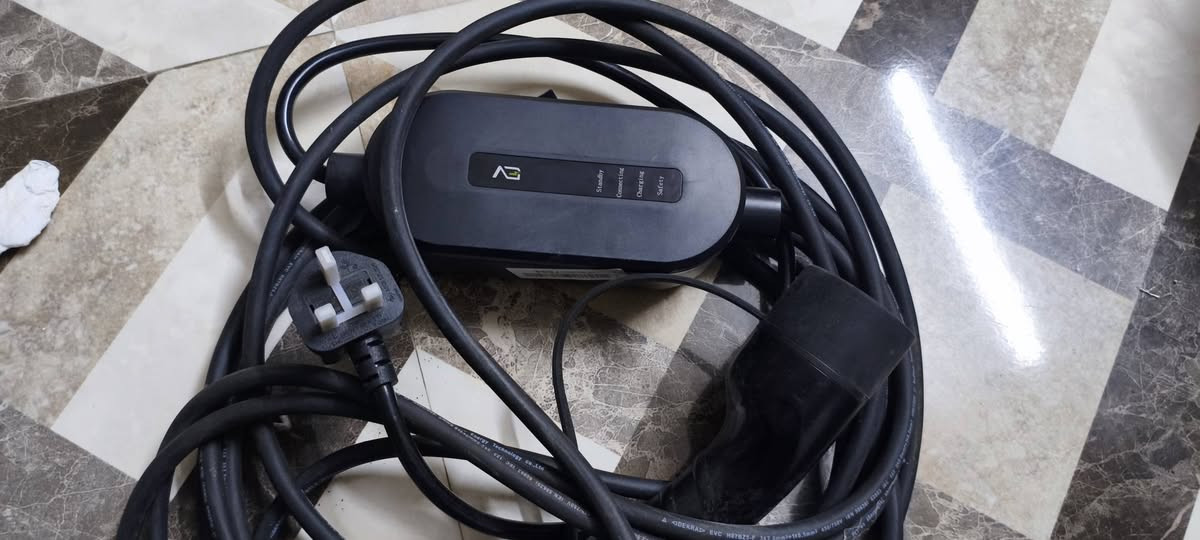 وداعاً لمحطات الشحن.. اشحن سيارتك ببيتك وبكل أمان! 🔌⚡
وداعاً لمحطات الشحن.. اشحن سيارتك ببيتك وبكل أمان! 🔌⚡
​هل تملك سيارة كهربائية (ID4, ID6, Honda eNP1, Mercedes EQ) وتبحث عن شاحن طوارئ عملي واعتمادي؟
​نقدم لك شاحن السيارة الكهربائية المحمول (Portable EV Charger) المصمم خصيصاً للعمل مع القوابس المنزلية العراقية وبأعلى معايير السلامة.
​لماذا تختار هذا الشاحن؟
​توافق تام: يعمل مع أغلب السيارات الكهربائية بنظام Type 2 (المنظومة الأوروبية والصينية الحديثة).
​سهولة الاستخدام: مجرد "بلاغ وتشغيل" (Plug & Play)، يربط مباشرة على نقطة الكهرباء الثلاثية (UK Plug) في منزلك.
​نظام حماية ذكي: يحتوي على 4 مؤشرات ضوئية لمراقبة حالة الشحن (Standby, Connecting, Charging) مع نظام Safety للحماية من التيار الزائد والحرارة.
​طول مناسب: كابل طويل ومرن يسهل عليك عملية الشحن حتى لو كانت السيارة بعيدة قليلاً عن المقبس.
​اقتصادي وعملي: مثالي للشحن الليلي التكميلي، لتبدأ يومك ببطارية ممتلئة دون الحاجة للذهاب للمحطات.
​المواصفات الفنية:
​النوع: شاحن منزلي محمول.
​القدرة: يتحمل تيار البيت المستقر (حوالي 13 أمبير).
سعر 125


**إذا كنت صاحب هذا الإعلان وتريد حذفه لأي سبب، رجاءا أرسل رسالة إلى الدعم الفني**