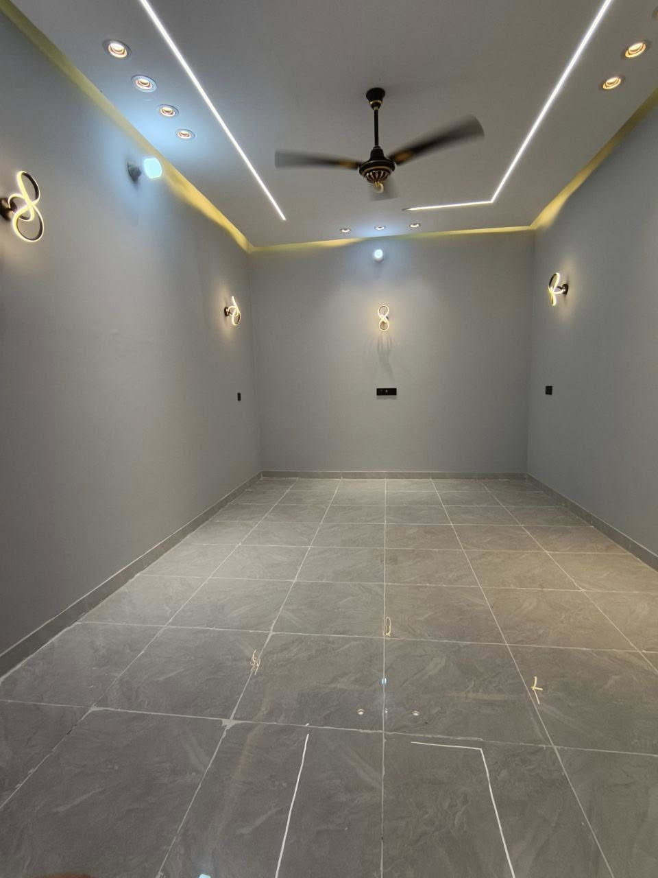 للبيع بيت  🏠 المكان الحمزه الشرقي قرب مركز الشباب خامس بيت عن شارع العام البيت يتكون من براني 6x4 ومطبخ 3x4 غرفة 5x5 نقص باب الغرفة صالة 4x5 وبيتونه مال السطح 4x5 
البيت عكادة بنيان جديد ومرتب بشكل السطح مالته شتاكير حته الصحيات مالته مرتبهن سيراميك وديكور وطارمة ومنور وحمام داخلي وصحيات خراجية البيت ما ناقصة كلشي فذ ملاحضات قليلة  اللاتصال ***********
