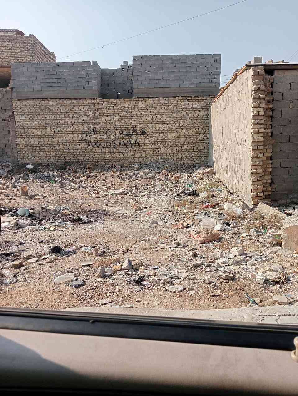 السلام عليكم قطعه أرض للبيع المكان حي طارق قديم شارع السمكة واجهة 6/50سم نزال 14متر استفسار على الرقم *********** السعر20مليون
