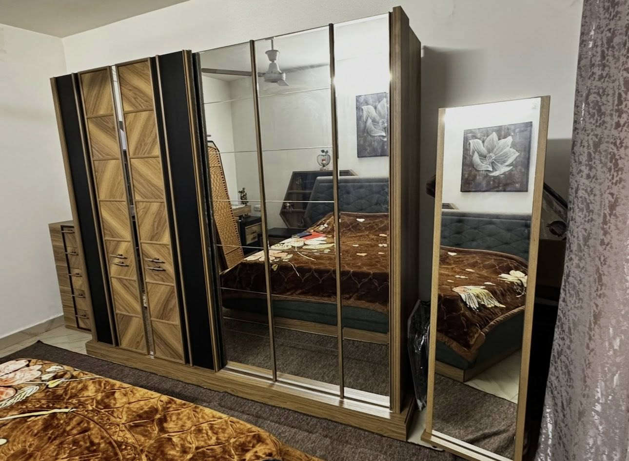 غراض تصفية بيت
غرفة نوم تركية خشبها سويدي لونها صاجي ماخذهة من شركة ايدول غرفة فاخرة خشبها ثقيل جداً وجديدة كلش مابيهة اي ملاحظة ميز تواليت انارتة ليد السعر مليون وربع 
شاشة نوع كوسونيك حجم 42 بدون ريمونت ب 75  بالف قفل بدون عملة  
بوفية تلفزون خشب تركي نظيفة كلش مابيهة اي ملاحظة العرض 180 سنتم الطول 180 ترهملهة شاشة حجم 50 
السعر 250 بيهة مجال بسيط كلش 
ساعة جدارية فيكة السعر 50 الف قفل 
التخم الاحمر تركي نظيف كلش سعرة 250 الف قفل 
التخم النيلي تركي خب ثقيل وتخم تكمة مشتري ب 42 ورقة من العالمية سعرة 350  الف بي مجال بسيط 
مطبخ تركي ب 300  الف بي مجال بسيط  
ميز طعام تركي 6 مقاعد يتكبر ب 100 الف قفل  بدون عملة 
ملاحظة اني مو ابو محل وماعندي توصيل اغلب المسجات تجيني عندك توصيل تجي وتجيب نجار وعمال وياك 
 

مكاني حي الاعلام ***********
