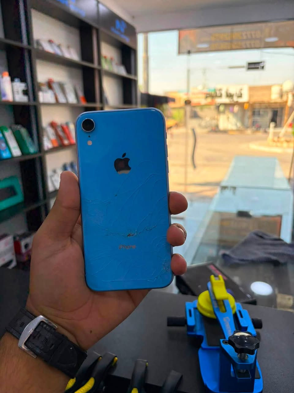 ايفون xr كلشي مكفول شاشة و بطارية 73 بس الضهر بي فطور السعر 125 التلفون مكفول من كلشي و على ضمانتي 
موجود وتساب *********** و موجود اتصال
