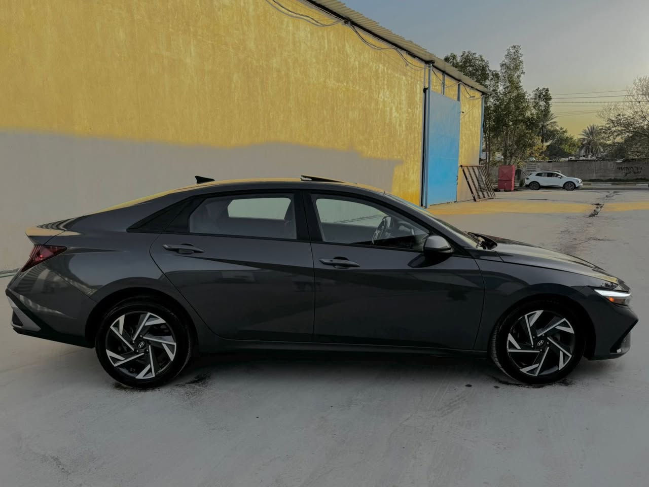 النترا 2024 سمنتي مميز فول 1/1 عدا جلد
محرك 2000 دوش 
عداد مشي : 19 الف

مواصفات 
1_ بصمه 
2_ تشغيل عن بعد 
3_ بصمه ابواب مع ترحيب 
4_ بصمه جنطه 
5_ لد امامي مع عدسات زنون 
6_ نقط عمياء 
7_ رادار امامي خلفي وجانبي 
8_ عدادات ديجتل مع شاشه ملتصق
9_ لد داخلي
10_ حساسات اوتو ستوب 
11_ كامره خلفيه وكامره رادار 
12_ شاشه اعطال 
13_ فول تحكم ستيرن مع قياده ذاتيه 
14_مود درايف تغير وضعيات القياده عدد 3
15_ مانع انزلاق
16-فتحة سقف
17_كشافات 
18_ تدفئة كشنات 
19_ تدفئة ستيرن 
20_شاشه تدعم كار بلي حجم كبير لمس
21_منافذ شحن خلفية 
22_ويل كب 

مرقم اربيل كامل تحويل مباشر 
طرف بنيد صبغ فقط 
باقي سياره كفاله عامه 

بغداد الكاظمية جكوك 
السعر:  169
استفسار ***********
