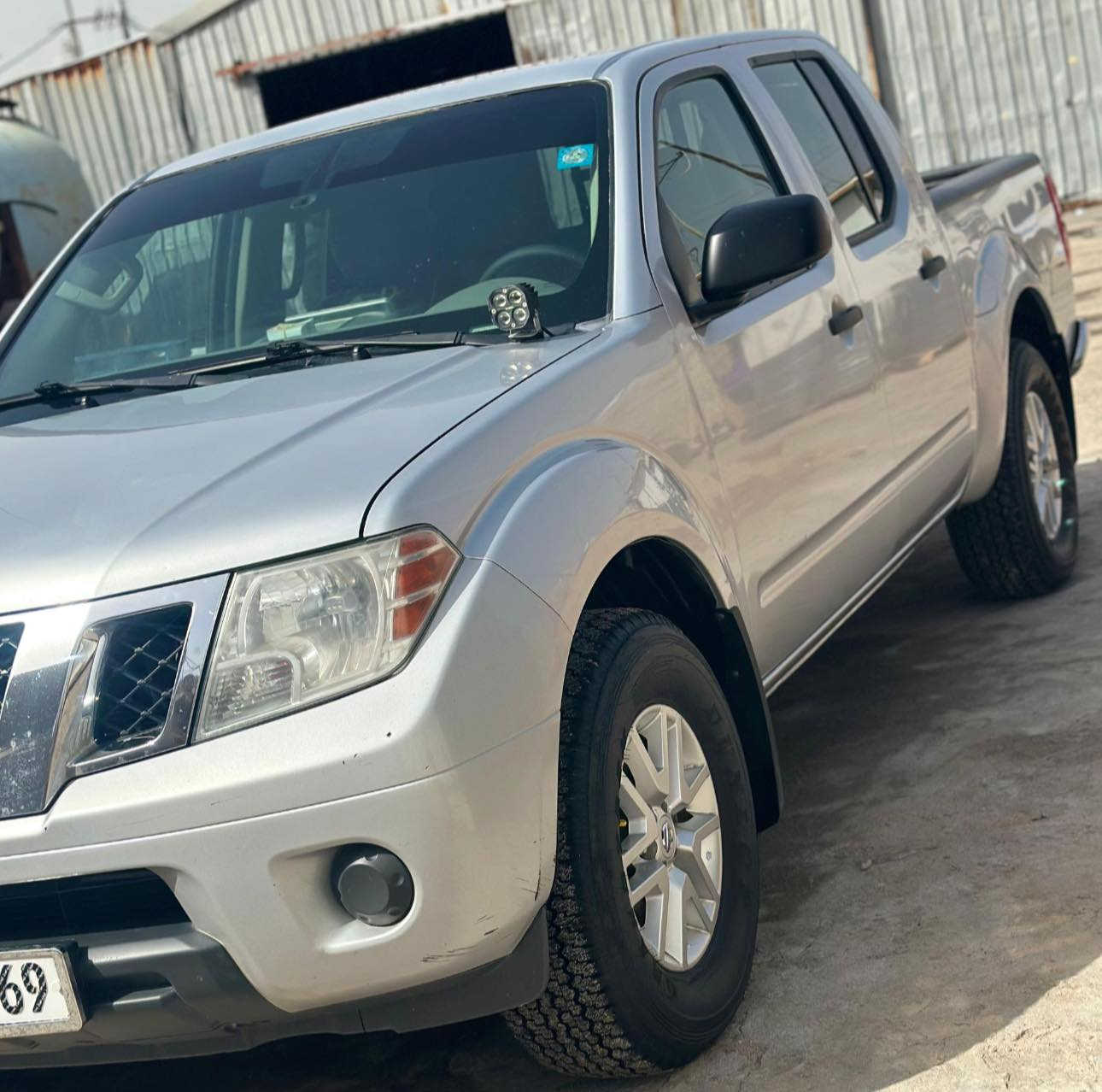 السلام عليكم
نيسان فونتيرا 2019 
وارد امريكي ضررها الجاملغ الخلفي راجع بارد 
مكينة وكير وضع الشركة  على ايدي المالك الاول 
السياره بدون اي صبغ 
باقي السيارة مكفولة 
هزه وسنويه وأرقام جديده قبل كم يوم كملتها 
حداديه السياره من الطول للطول كامله 
باتري جديد
تخم تاير دلوب اصلي ب500$. قبل كم يوم شديته 
دوشمةجديده 
والسيارة احلى من آلصور بهواية 
ربع دينار ما تصرف عليها 
السعر 170$ وبيها مجال وانا خادم للطيبين 
العنوان البصره مركز البصره 
الرقم ***********
