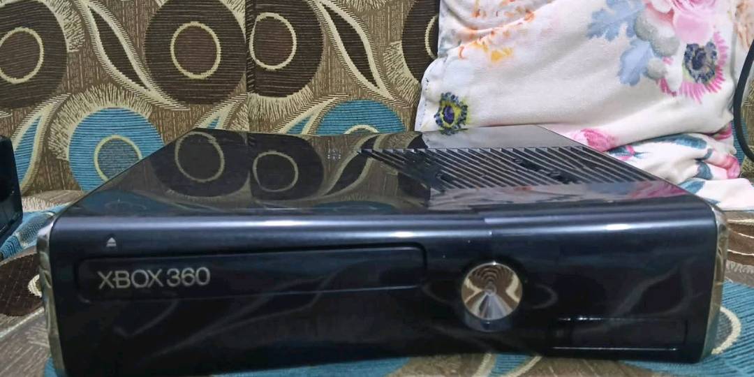 السلام عليكم اخوان إكس بوكس 360 للبيع مهكر يحتوي على 25 لعبه وياه يده ومحوله واير HDMI  السعر 90 بي مجال للطيبين المكان بغداد حي الاعلام يوجد توصيل رقمي ***********