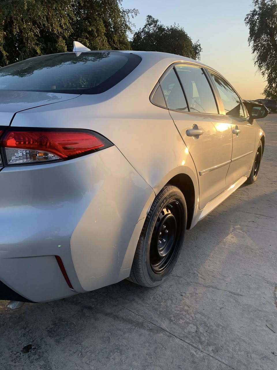 تويوتا كورولا 2023 –فئة LE
بانزين فقط .ياباني اصلي  - وارد امريكي 

محرك 2000 اقتصادي 

رادار امامي +تحديد مسار 

مانع تصادم مع توقف  ذاتي 

لايت LED /زينون عالي -ناصي 

شاشة كبيرة تدعم Android Auto & Apple Carplay + خرائط GPS

كاميرا خلفية - هاند بريك كهرباء -نضام ECO 

حساس اطارات/ 4 دسكات

USB / Type-C / 12V منافذ

كروز مثبت سرعه- فول تحكمات ستيرن

ضرر بسيط واضح بل منشور

(طرف البنيد صبغ + حافة الجاملغ الايسر) 

بدون دواخل بدون ايرباكات 

السعر 170ورقه وبيهاا مجال بسيط

اتصال ***********
