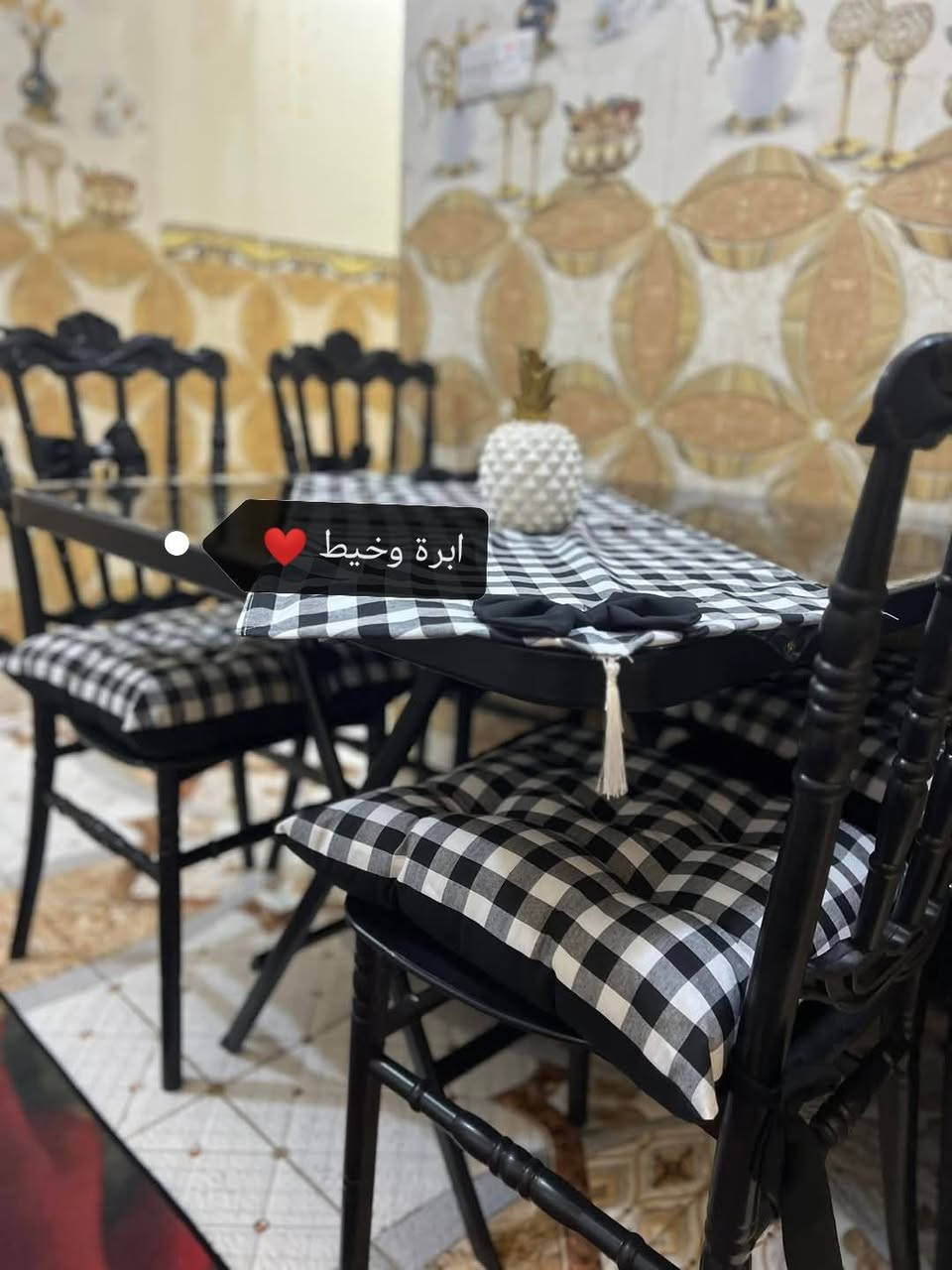 هذا السيت الجميل سعره 30 الف 
رنر +4 كوشات ديباج اماراتي+4 فيونكات للكرسي 
نوع القماش كاروهات اماراتي درجة أولى قطن 
متوفر بلون احمر فقط عليه عرض تخفيض  تركتلكم صورته بالمنشور


**إذا كنت صاحب هذا الإعلان وتريد حذفه لأي سبب، رجاءا أرسل رسالة إلى الدعم الفني**