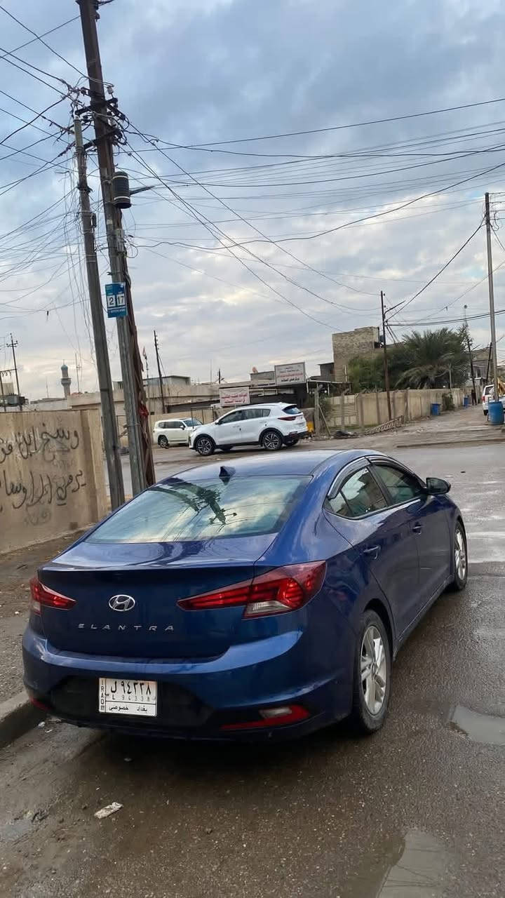السلام عليكم النترا ٢٠١٩ مكينه ٢٠٠٠ دوش كير AT مواصفات نص فول رادار تحديد مسار توقف ذاتي كامرة دوارة شاشه كاربلاي نقطه عمياء توقف ذاتي حادثها جاملغ ايمن وبنيد معدلات نفسهم ومصبوغات جاملغ خلفي كلير بدون ضربه وبلعراق الجاملغ الأيسر شي قليل بارد و الباب الخلفي انطخ طخه خفيفه ما مأثره السياره كفاله لغود شواصي مكفوله من التبديل دواخل ماشيل ٨٨ الف ميل 
السعر ١٣٠  بيع فقط وبيها مجال بسيط الرقم *********** مكاني بغداد البلديات
