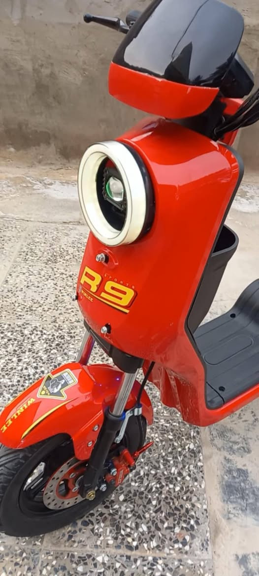 سلام عليكم دراجه شحن نوع R9 سرعه حقيقي 60 ملف 1500 و 5 بطاريات كبار مو زغار تمشي 20 كيلو متر
كفاله عامه مديل 26
صارله شهر من مطلعه من المعرض 
سعر 600 وبيه مجال حك الجيه 
المكان كربلاء ناحيه الخيرات
الرقم ***********
