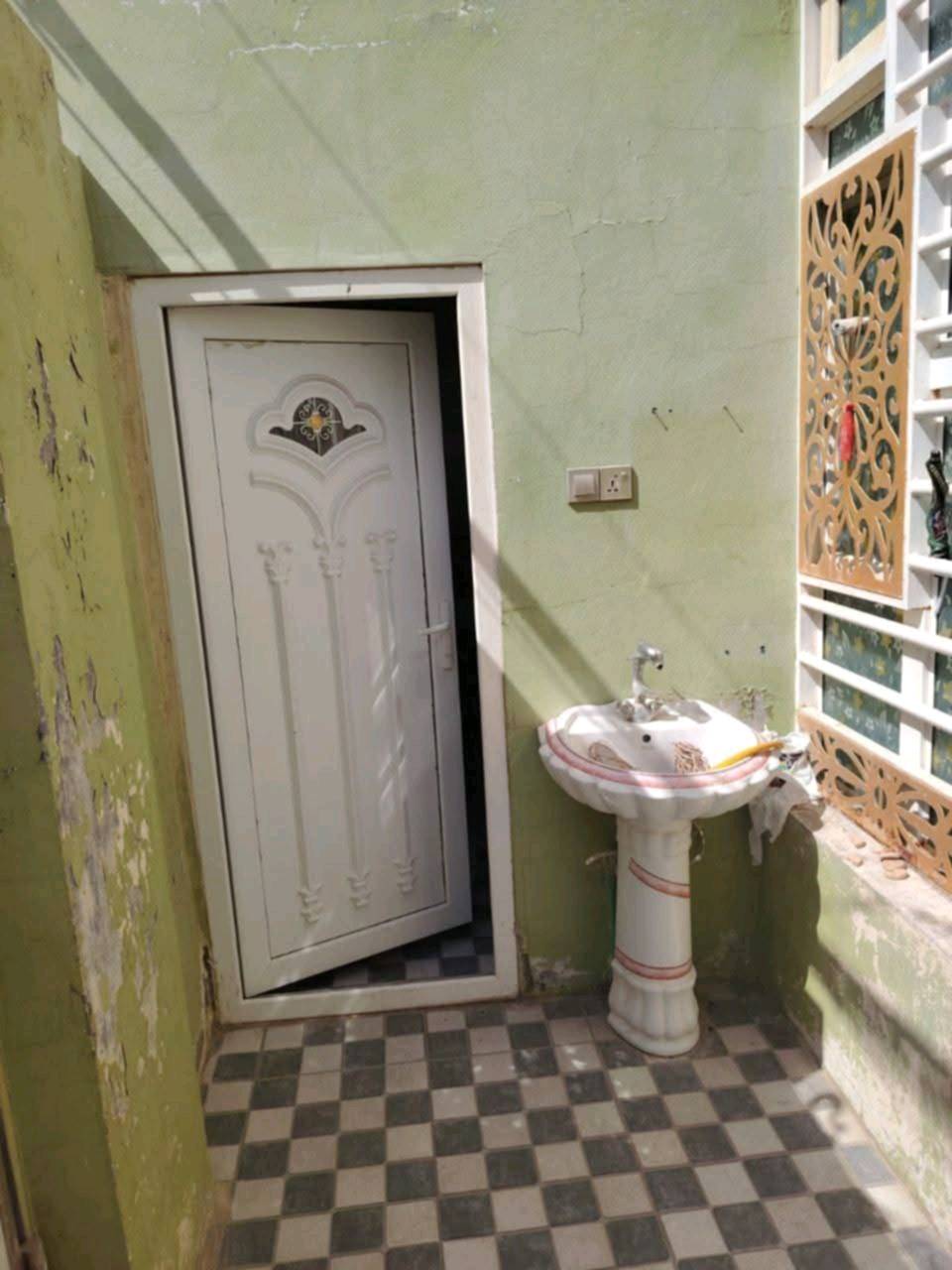 🛑 دار للإيجار

💰 سعر الإيجار: 400 ألف دينار شهريًا
⚠️ ملاحظة: يتم دفع إيجار أول ثلاثة أشهر مقدمًا.

📍 الموقع: النجف الأشرف – حي الميلاد
قرب سايدين ميلاد نصر
شارع الجنة – عمود 94
🚩 الدار واقعة على شارع الجنة مباشرة

📐 المساحة: 100 م²
🏠 الطابق: طابق ونصف

🔹 الطابق الأرضي:
غرفة – صالة – مطبخ – استقبال – صحيات داخلية – صحيات خارجية

🔹 الطابق الثاني:
غرفة – صالة – سطح

✨ مواصفات الدار:
بناء جديد ونظيف جدًا
سيراميك
سقوف ثانوية
سخان ماء
ماطور
عدد (2) تانكي ماء

🌟 مناسب للعوائل وموقع هادئ وقريب من الخدمات.

📞 للاستفسار:
***********
***********