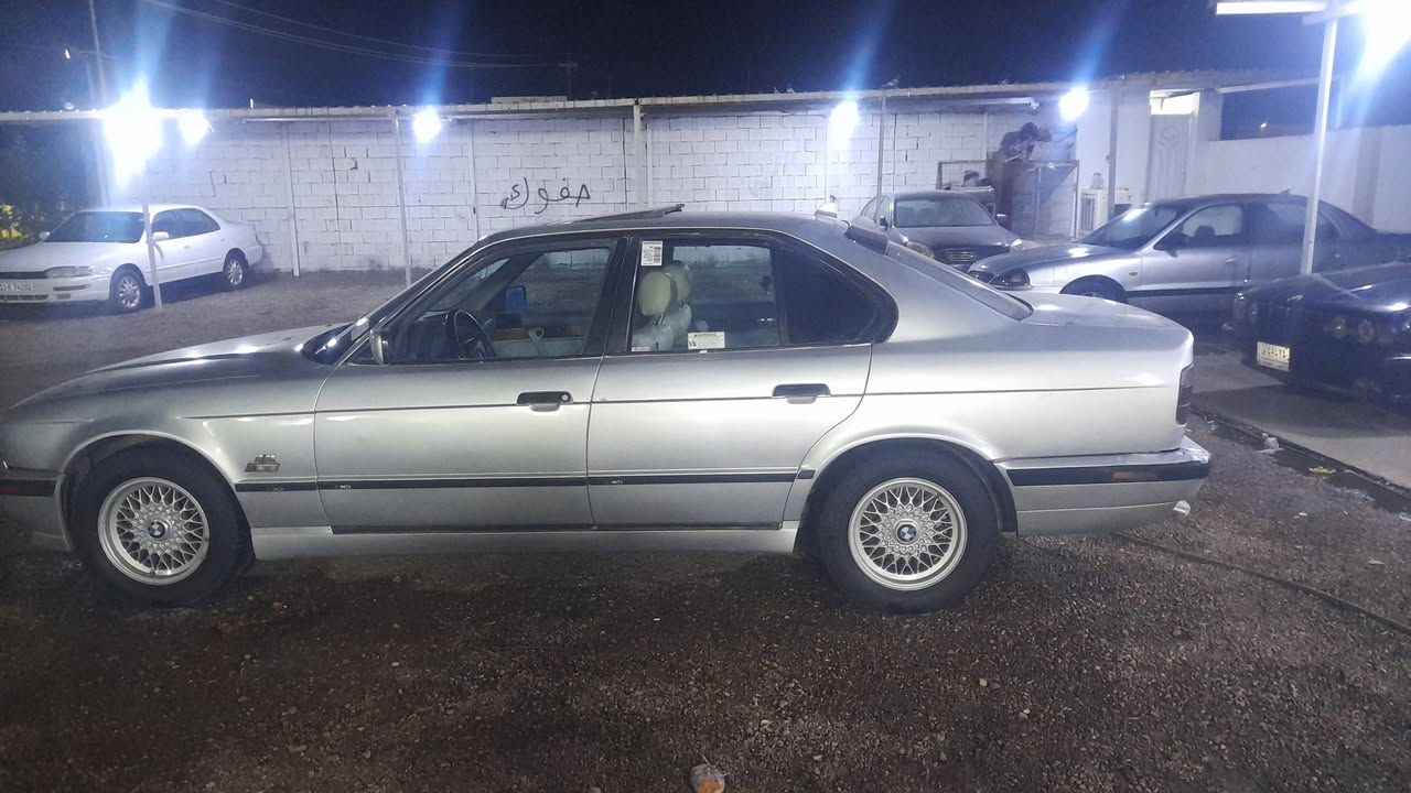 السلام عليكم بي ام ٥٠٠محرك مسكروارد ياباني موديل ٩٣ بجم عريض ٩٥ سيارة جديدة تبريد شغال بس الصدر موزين السعر ٥٥ وبيهة مجال مكاني الانبار***********
