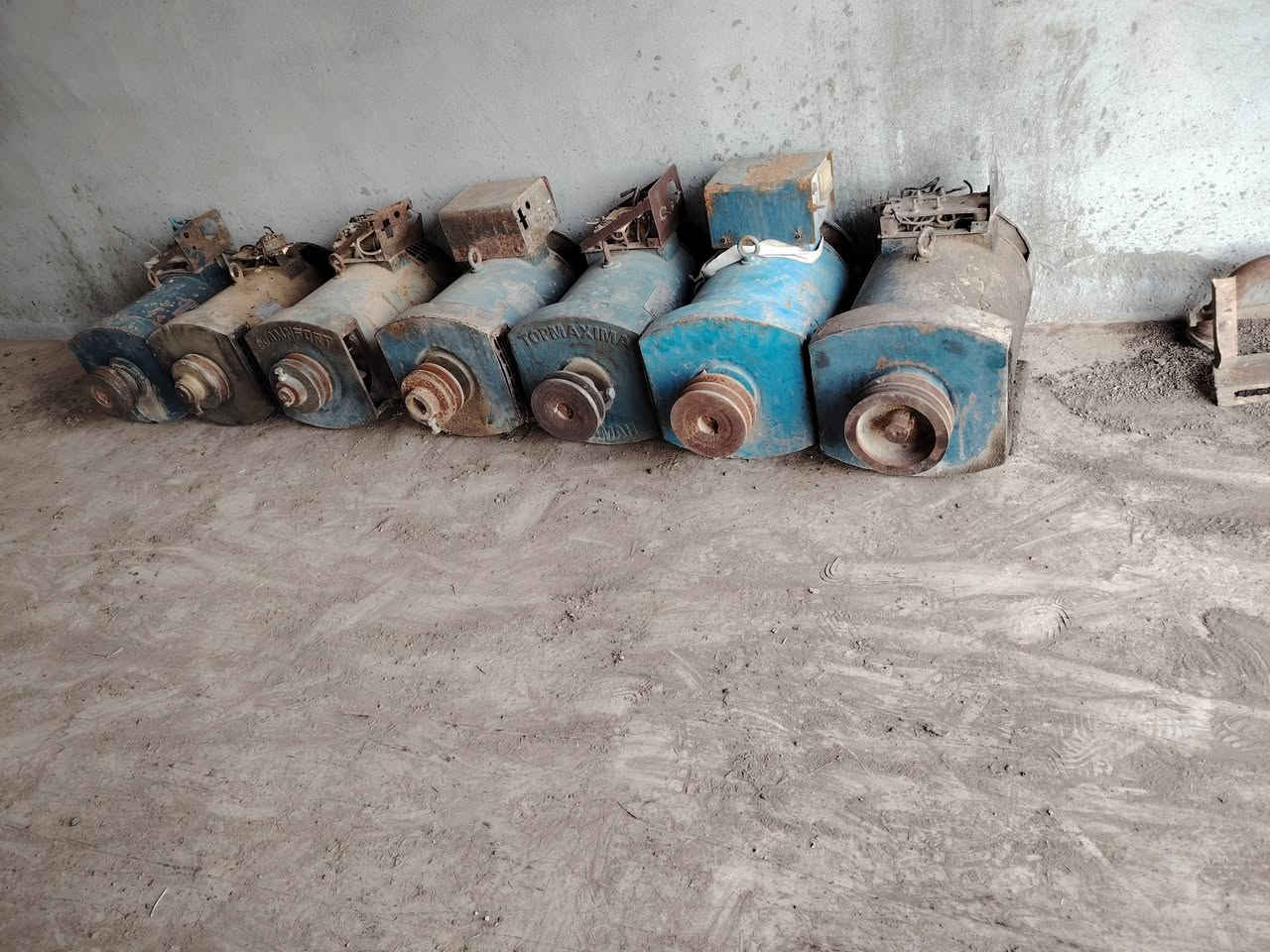 سلام عليكم ورحمة الله وبركاته للبيع شلع ٢٣قطعه شغال بلادي ابيع شلع سعر الواحد ١٥٥ الف عنوان كركوك حويجه الاتصال على الرقم ***********
