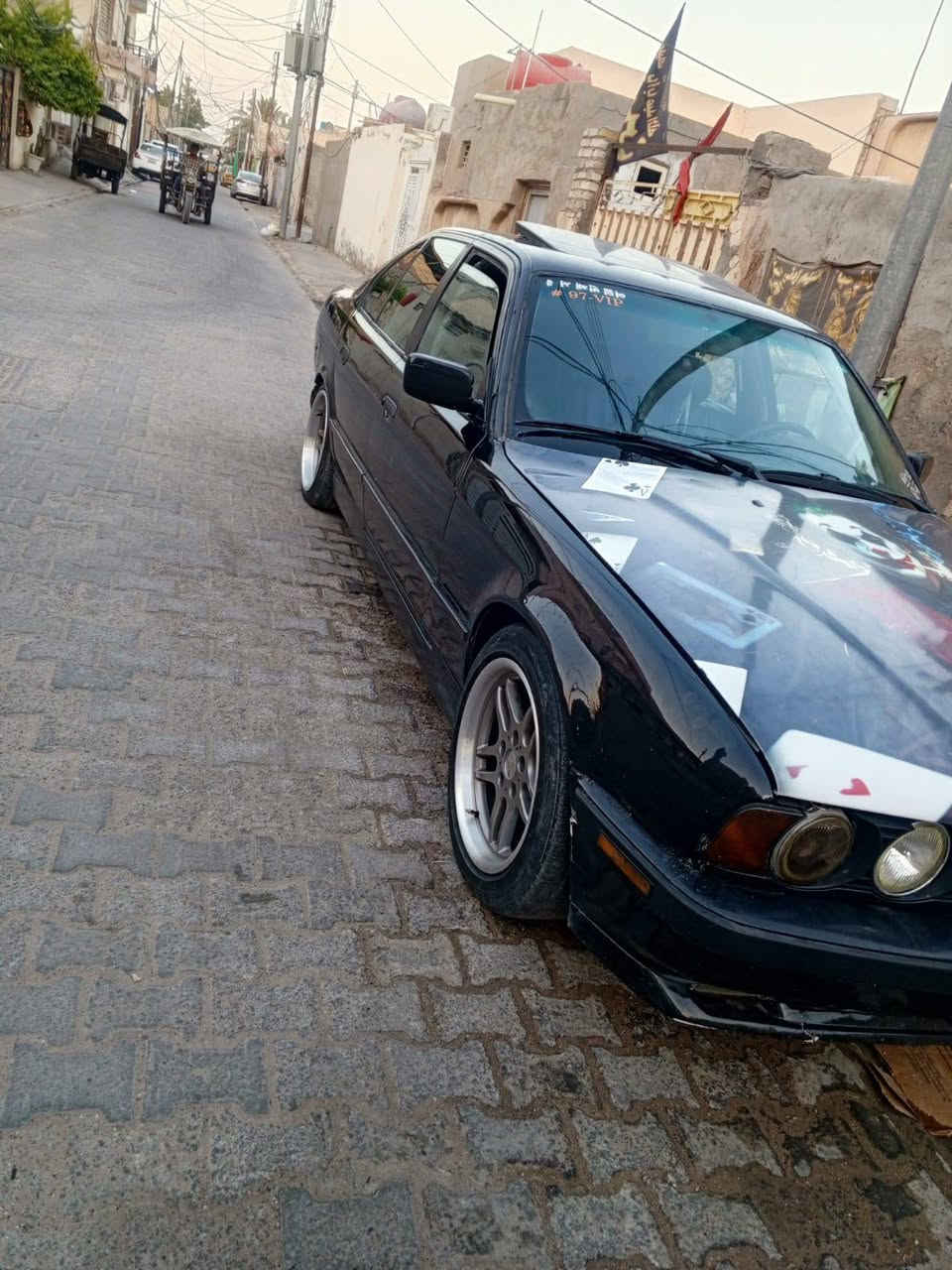 سلام عليكم بيئم 525اصل سنويه وبليته رقم اربيل جديد  جديده غرفه تخبل كشنات جلد تبريد ثلج لايت زنون عندي بس فتحه عاطله سكه سنتر لوك محرك مسكر كير ومكينه حلوات لبيع اومراوس مكاني نجف ***********
