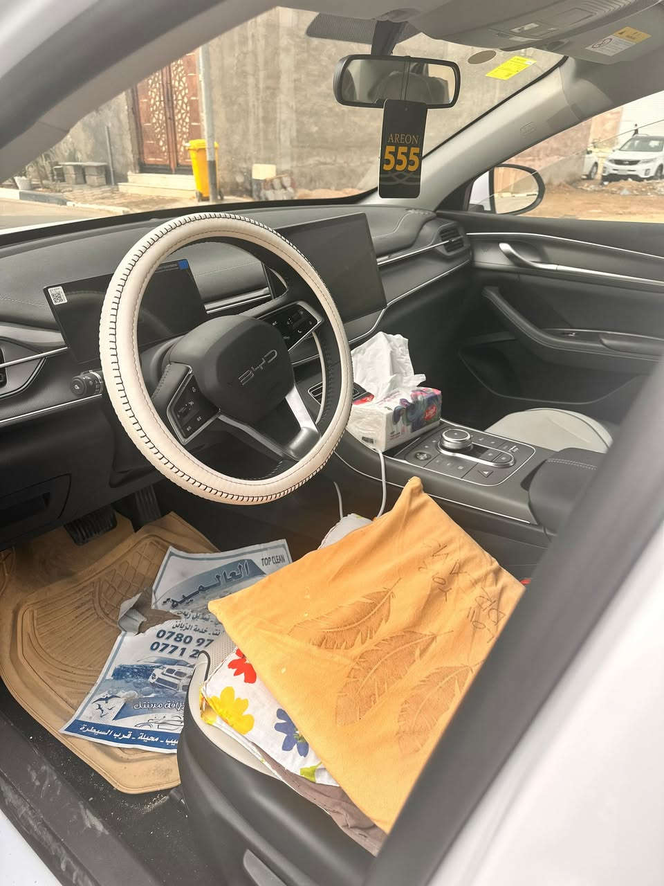 السياره خليجه ممشه قليل والسياره كفاله ما عدا ضربه بالباب راجعه بارد فقط السعر 130 وبيها مجال قليل للاستفسار اكثر
***********
