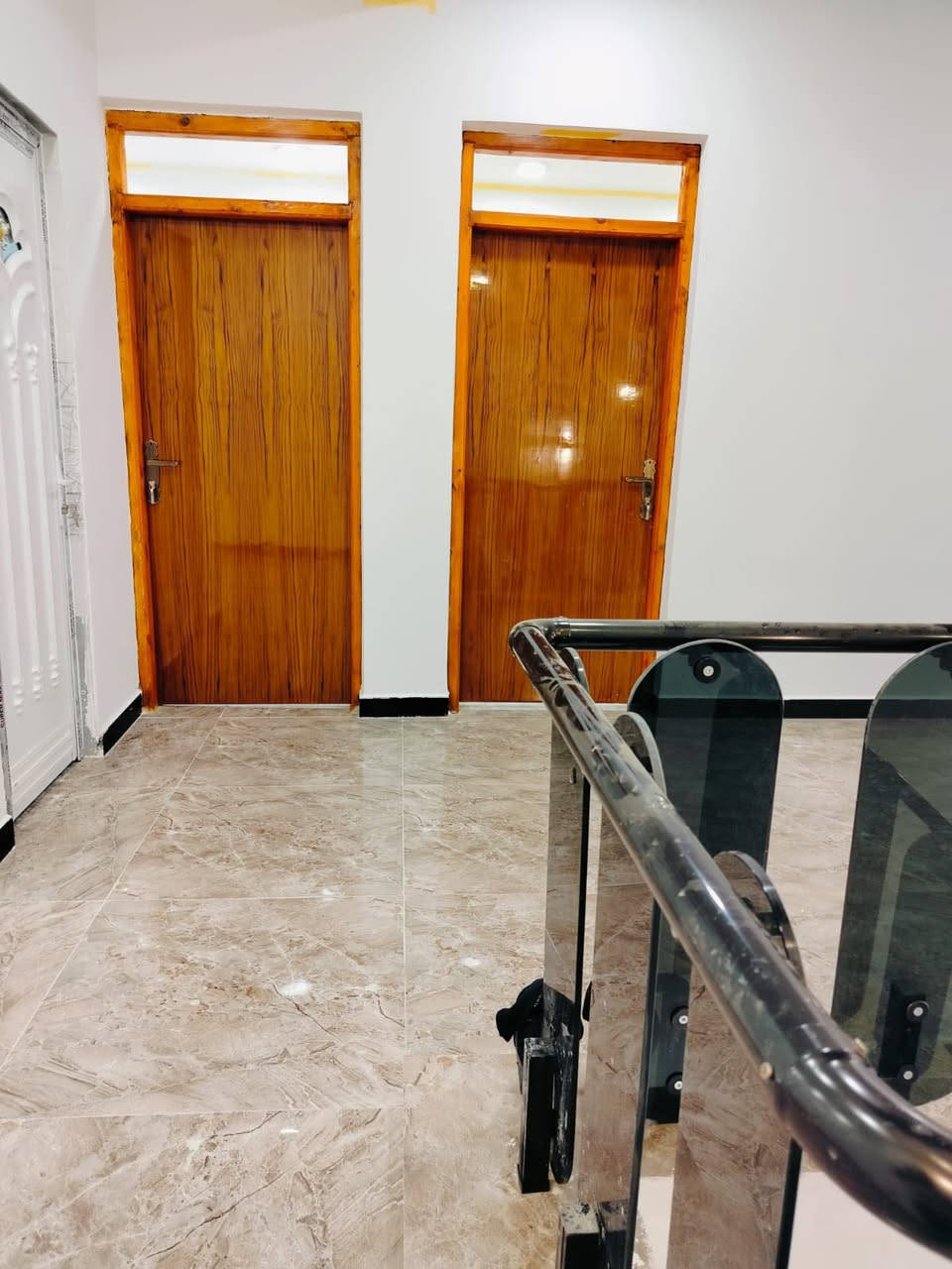 دار سكن للبيع 

العنوان / حي آور شارع السبيس 

المساحه / 100 م امامي 

تفاصيل البناء/ طابقين مسلح حديث 

ط١/ صاله استقبال غرفه مطبخ صحيات 

ط٢/ صاله ٣ غرف نوم صحيات 

للمزيد من التفاصيل يمكنكم التواصل معنا على الرقم التالي 

***********

***********
