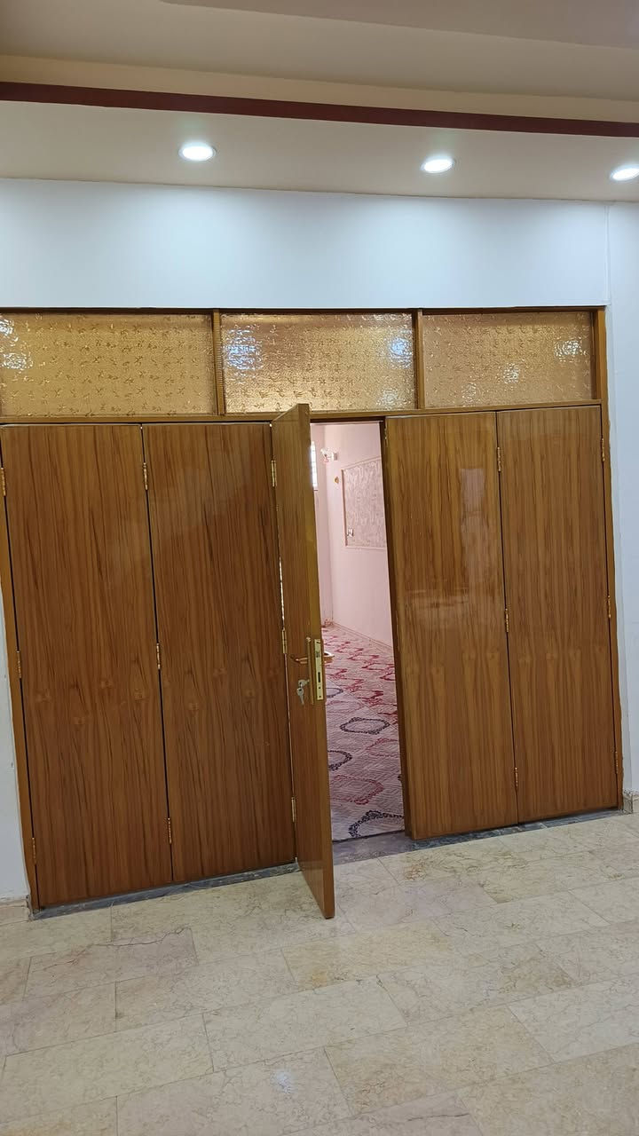 يا الله سلام عليكم 200متر للبيع بناء طابوك صب كونكريت يحتوي على غرفتين او صاله وستقبال مطبخ حار او بارد شارع المطار جديد بشارع علكم بشارع حاتم الخير نهايت المقرنص بل بدايه سند 25 مع حديقه 200متر ***********
