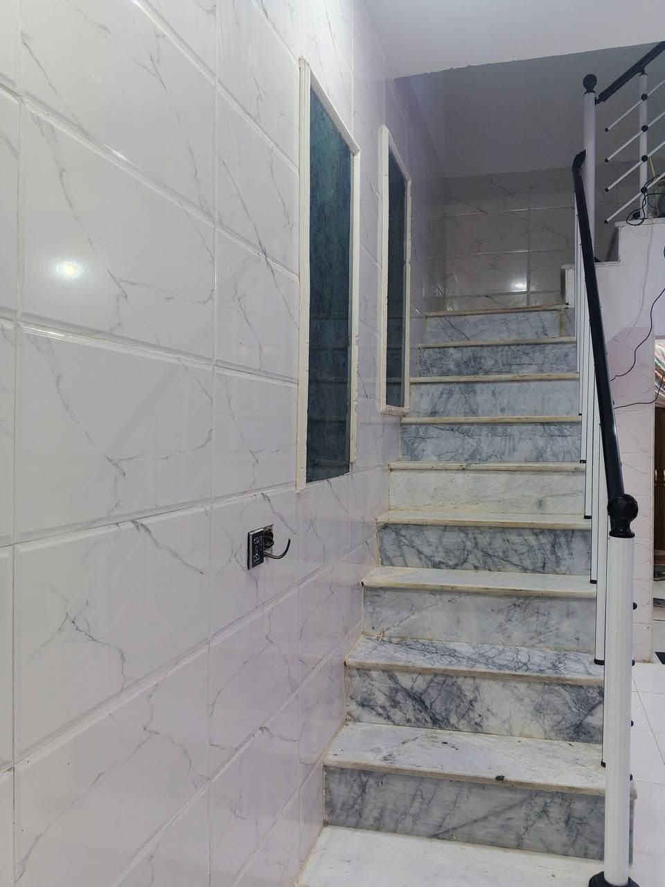 دار للبيع المساحه 100 طابق ونص شارع 60  مقابل جامع الاحسان  حي النداء شارع المجمعات شغل درجى اولى وبناء جديد للتواصل والتفاصيل اكثر *********** يباع مبادره أيضاً شغل لوح يحتوي على غرفتين وصاله وصحيات 3 وستقبال مفتوح ع صاله باب دفتري السعر 92 وبيه مجال
