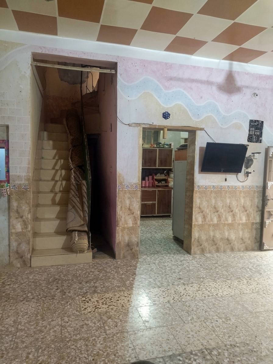 بيت ومشتمل للبيع ..
مساحة ٢٦٠ متر .. خلف الملعب خلف شارع ياسين مباشرة ..

البيت يتكون من غرفتين جوة وهول وبراني ومطبخ وغرفتين فوك ..وصحيات ..عكادة نضيف جدا ..

المشتمل ..

يتكون من غرفة وهول كبير ومطبخ وصحيات ..مع هيكل غرفة فوك ..

***********
