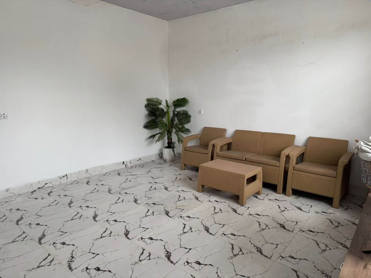 عقار بلديه كوباني  صفر للبيع  والأوراق كامله ١٠٠ م طولي  يتكون من كراج استقبال مطبخ حار وبارد وغرفة نوم صحيات شرقي وغربي كلها سيراميك سقوف ثانويه وحمايه شبابيك ماطور وكيزر وتانكي مي شارع عريض ٣٥ متر وقريب على شارع ١٥ متر 
السعر ٣٥ وبيها مجال 
لاستفسار ٠٧٧٠ ١٣٨ ٤٥٦٤ كركوك, العراق
