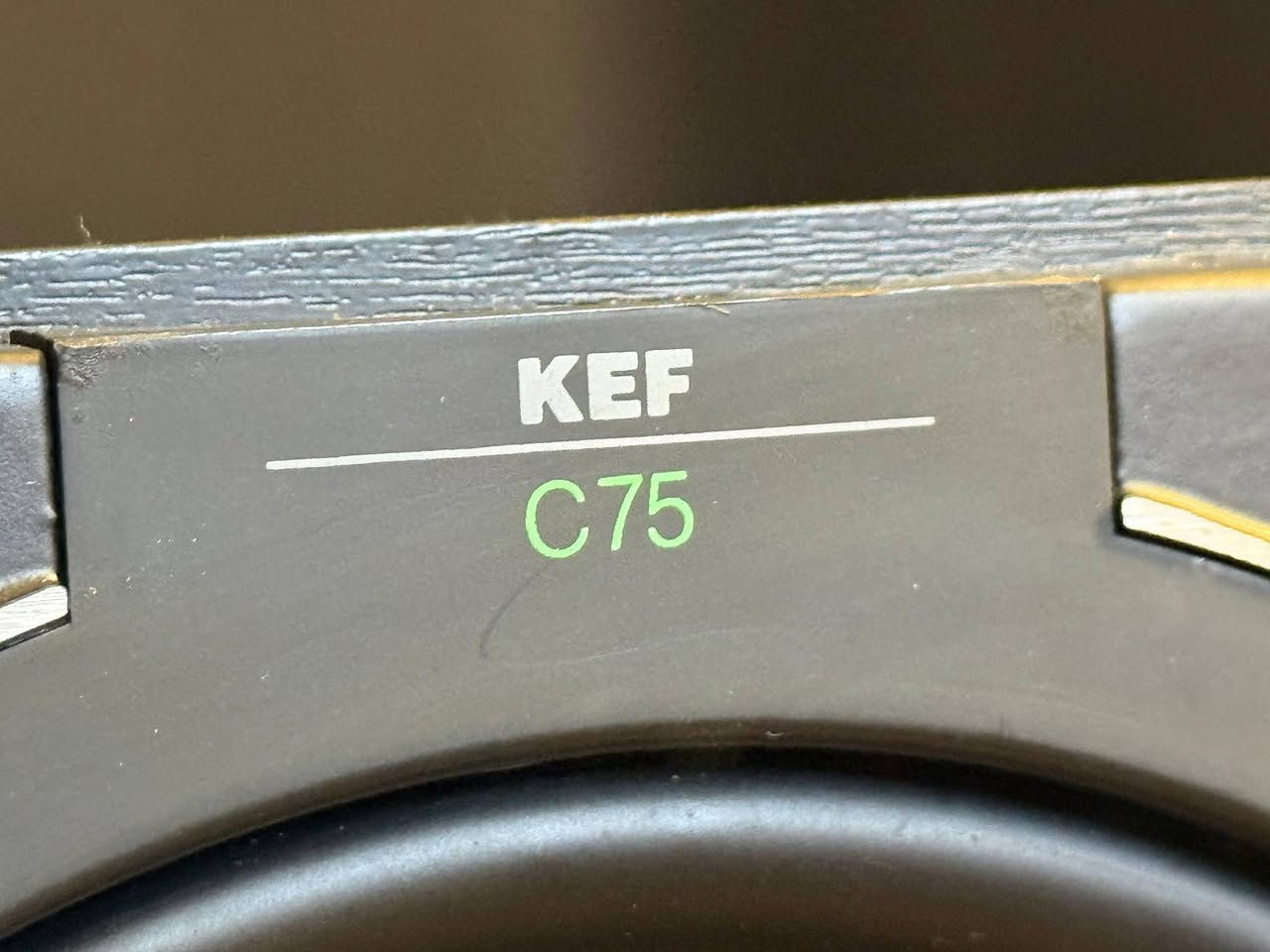 للبيع سماعات KEF C75 أصلية – زوج (Pair) 
سماعات ستيريو من شركة KEF البريطانية، مزودة بتقنية Uni-Q المعروفة بتوزيع صوت متوازن وواضح في جميع الاتجاهات 🎶
التفاصيل:
• الموديل: KEF C75
• النوع: سماعات ستيريو 
• التقنية: KEF Uni-Q Technology
• تصميم: صندوق خشبي قوي
• الصوت:
– وضوح عالي
– توازن ممتاز بين الترددات
– أداء جميل للموسيقى والأفلام
مناسبة لـ:
أنظمة ستيريو
السينما المنزلية
 الموسيقى بجميع أنواعها
نظيفة وتعمل بشكل ممتاز، كما موضح بالصور ✅


**إذا كنت صاحب هذا الإعلان وتريد حذفه لأي سبب، رجاءا أرسل رسالة إلى الدعم الفني**