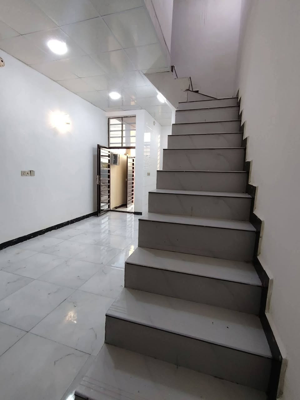 بسعر 23 بيت 50 متر طابو زراعي سند 25 العنــــوان #النجف شارع المطار مقابيل ملحق قريه الغدير للستفار ***********او مراسله واتساب ***********
