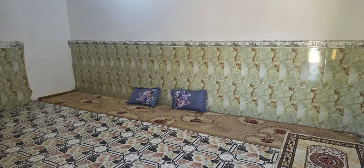 دار للبيع مساحته 550 متر حي الحكيم الثانيه غرفتين وهول استقبال مطبخ صحيات الشارع سبيس متوجين ع التبليط أن شاء الله يبعد عن الشارع العام  150 متر الاتصال واتساب  *********** ***********
