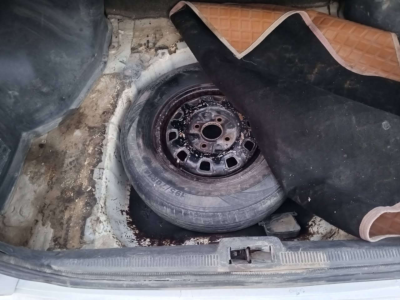 رقم انبار سنوية لل 27 شرط التحويل موديل 93 كير عادي 
مكينة لاتبخير ولا تنقيص صدر امامي خلفي جديد سيارة متعوب عليها السعر 43$ مكاني فلوجه للاستفسار الاتصال على الرقم التالي ***********
