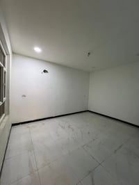 شقه للبيع ملك صرف طابق الارضي الباب علشارع واكو باب على ممر العماره  م...