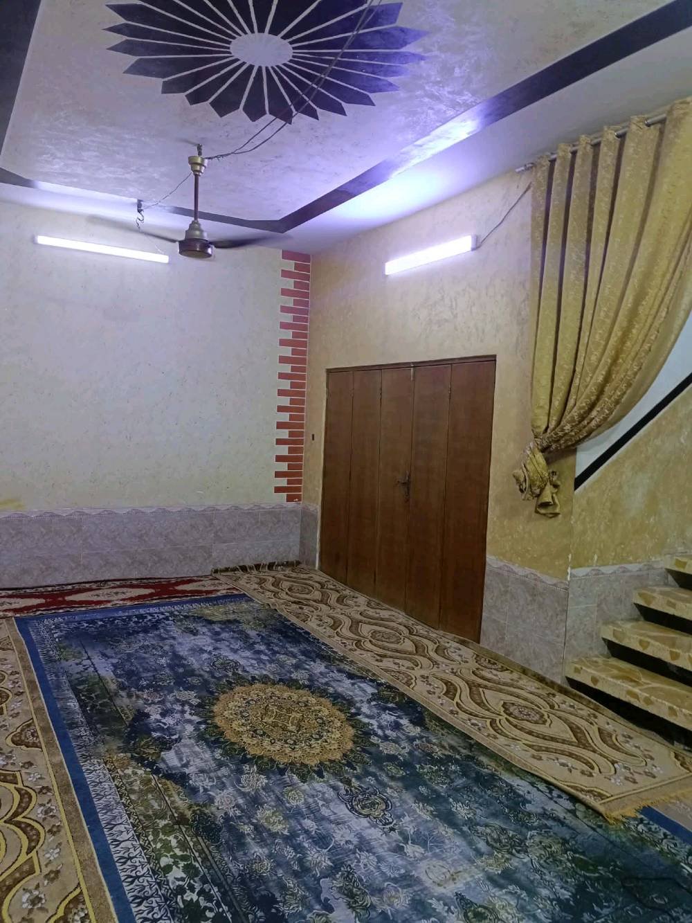 منزل الطابق الاول براني وصاله وصحيات ومطبخ وبالطابق الثاني صاله وغرفتين وصحيات