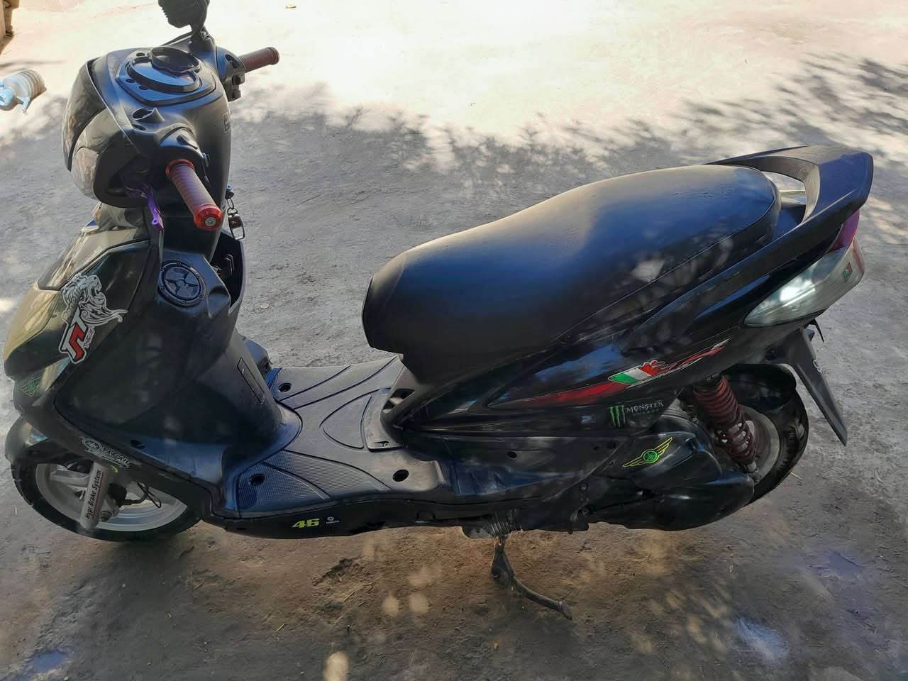 السلام عليكم شباب رمضان كريم دراجه سكنس فحل ياباني موديل 2009دراجه نقصها بس كابريتر وهندر دراجه حاليا تشتغل نكره سلف لايت اشاير هورن كيج بانزين كيج سرعه دراجه مال جناي بوشه 58شلعه ومعدل ويل رياضي أمامي وخلفي بيع ومراوس السعر 450العنوان كربلاء العطيشي متواجد واتساب رقم الهاتف***********
