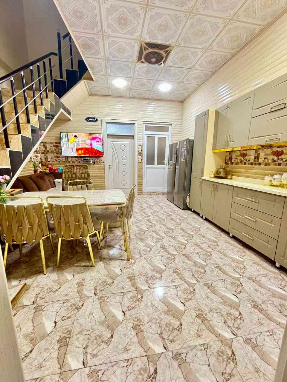 دار للبيع توله فروش مقابل مدرسة جرير 
مساحة ١٠٠ م طابق الاول متكون من استقبال مطبخ بارد ومطبخ حار وغرفة نوم ومجمع صحيات معزول 
طابق الثاني غرفة نوم وصاله وصحيات 
يحتوي على بير ماء ٢٤ ساعه 
بناء حديث 
للتواصل ***********
