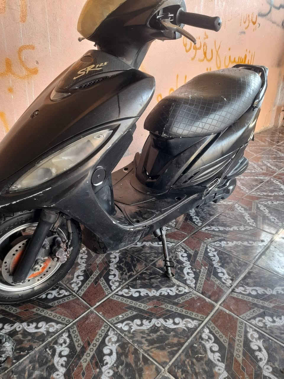 كامكو G4
كهربائيات كلها شغاله 
لايت اشاير هورن
لادخان ولاتنقيص
بس بيها صوت بالمحرك خفيف ع اغلب تفيلس
٢٥٠ وبيها مجال 

***********
