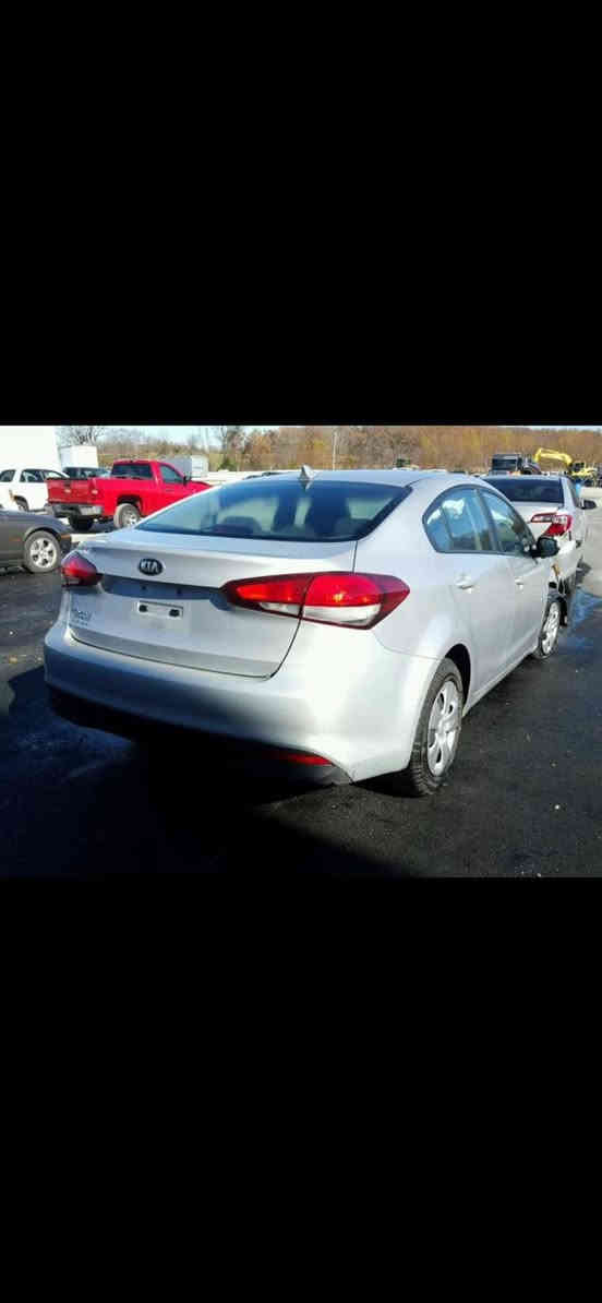 السلام عليكم كيا فورتي وارد أمريكي موديل 2017 حادثها بمريكا بس دعامية أمامية بالعراق تعمير عام سمكره وصبخ وصدر وتاير ويل وكله جديد حته باتري وبلك ومجول واكو شي ماتبدل جديد هاي صور الحادث مالتها وحادثها بالعراق هم صورها السعر 125$هية مصفرة السنوية سنة 2029الاتصال على الرقم ***********الي صار حادثها بالعراق هاي صورها تبديل الجملخات الأمامية الي بي الخير يقدمه رب العباد
