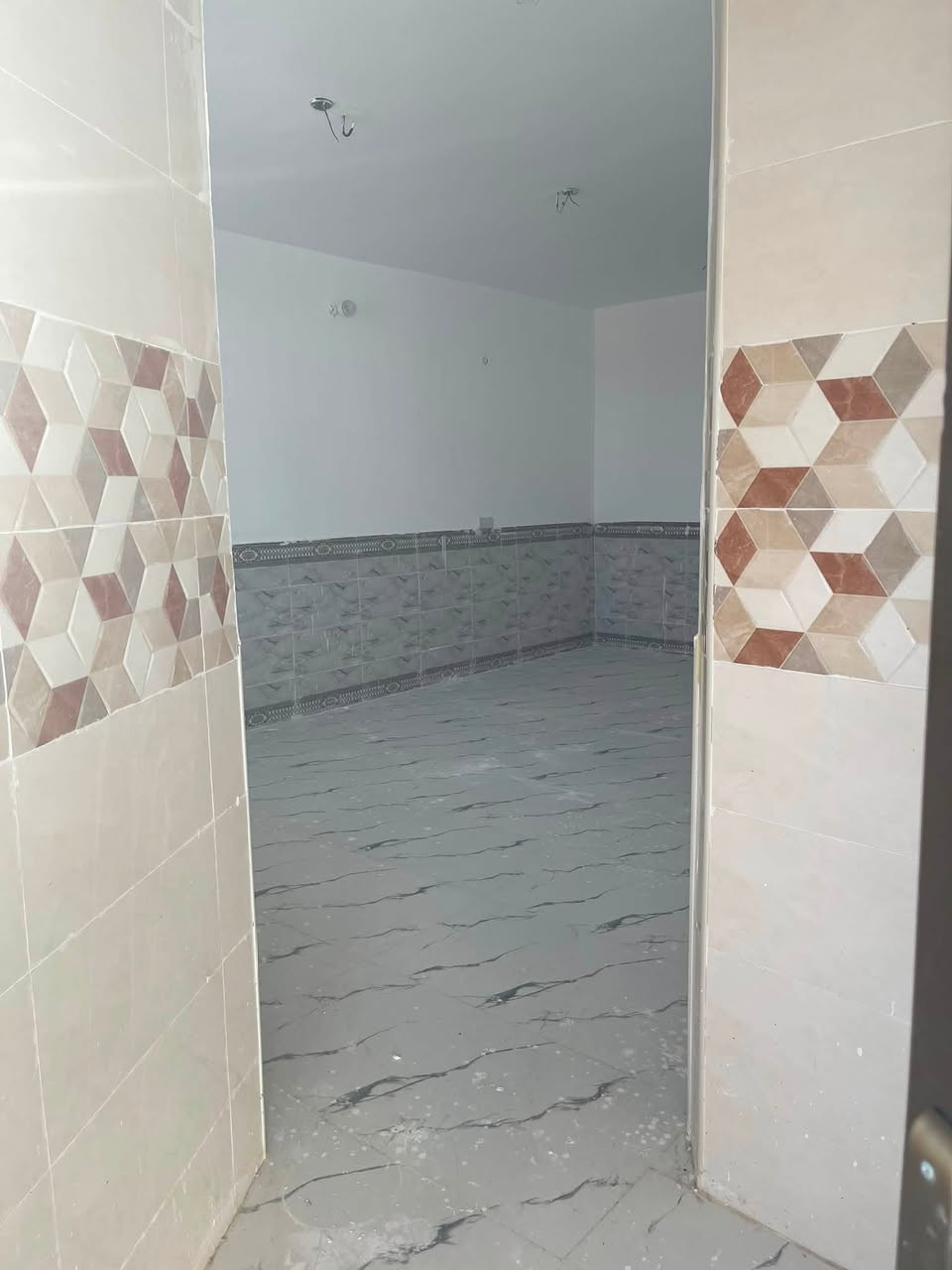 بيت للبيع الرمادي 5 كيلو قرب مدرسه هبه الرحمان المساحه 240 متر السعر 83 مليون بي مجال الاستفسار *********** ملاحظه التحويل بلديه
