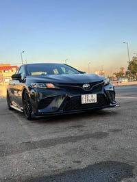 قطعة حلوه و مميزة للبيع فقط كامري فئة TRD  تو كلر قماره سوده ولون السي...