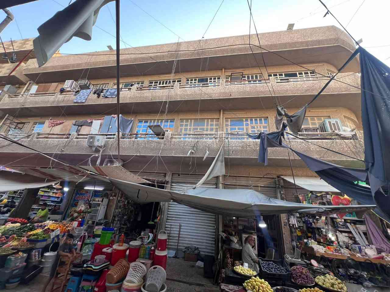 بناية تجارية للبيع /
البناية ركن موقع متميز في وسط سوق الأمين الثانية
المساحة الكلية 382 م 
الواجهة 16م والنزال 24م 
تتكون من 3 طوابق ..
الطابق الأول يحتوي على 22 محل وقيصرية على شكل حرف L على شارعين 
والطابق الأول والثاني يحتويان على 14 شقة في كل طابق 7 شقق 
السعر المعروض 1/800000000مليار و800 مليون دينار عراقي
للاستفسار أكثر الأتصال بالرقم *********** 
والرقم ***********
